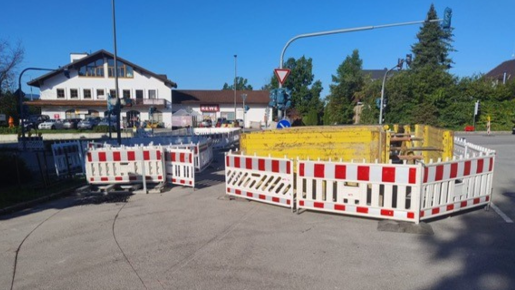 Symbolbild. Straßensperrung in Murnau