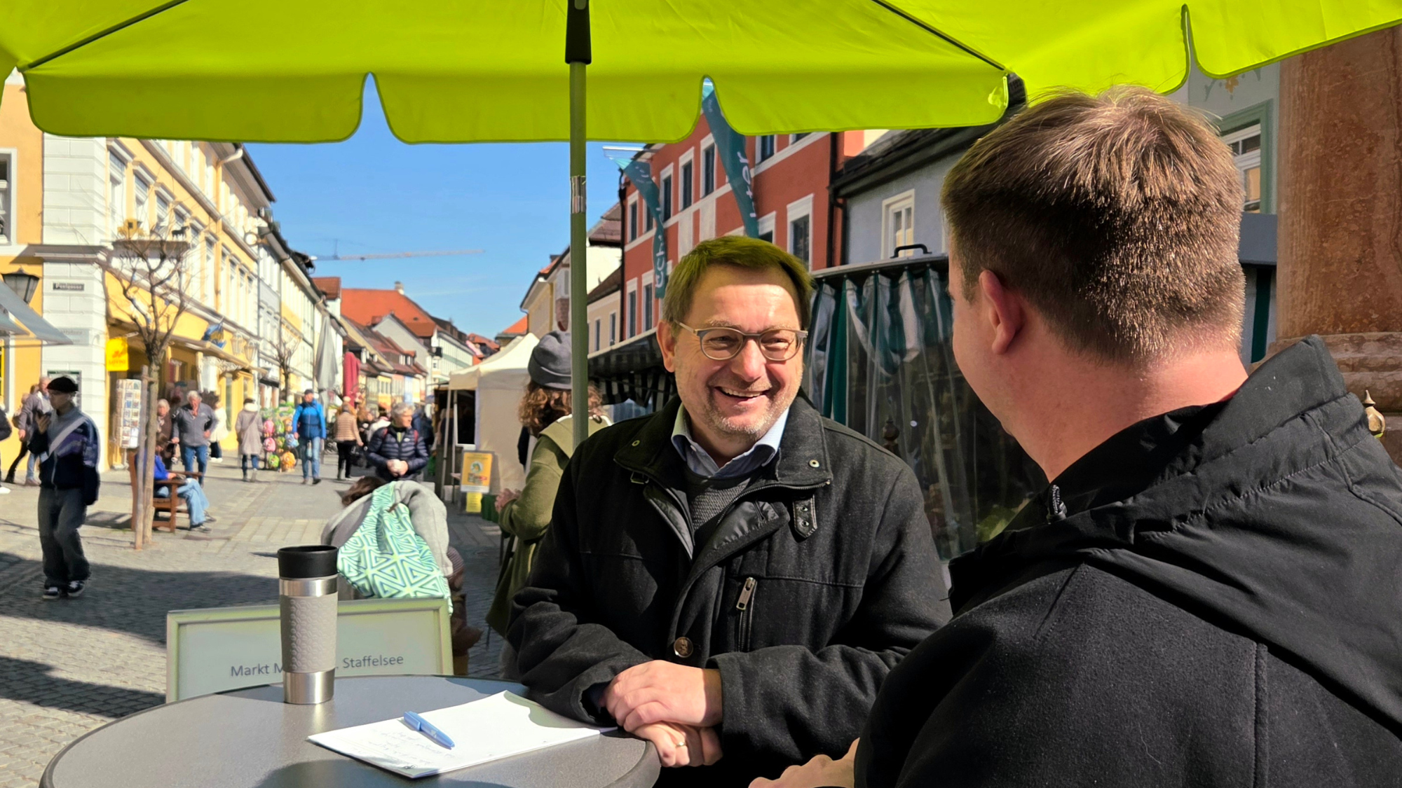 Bürgersprechstunde - Bürgermeister Rolf Beuting steht in der Fußgängerzone und unterhält sich mit einem Bürger.