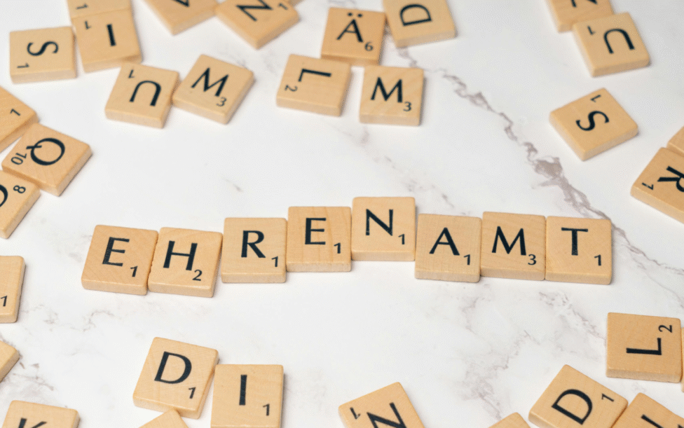 Murnauer Ehrenamtspreis - eine Gruppe von hölzernen Buchstaben auf einer marmornen Oberfläche