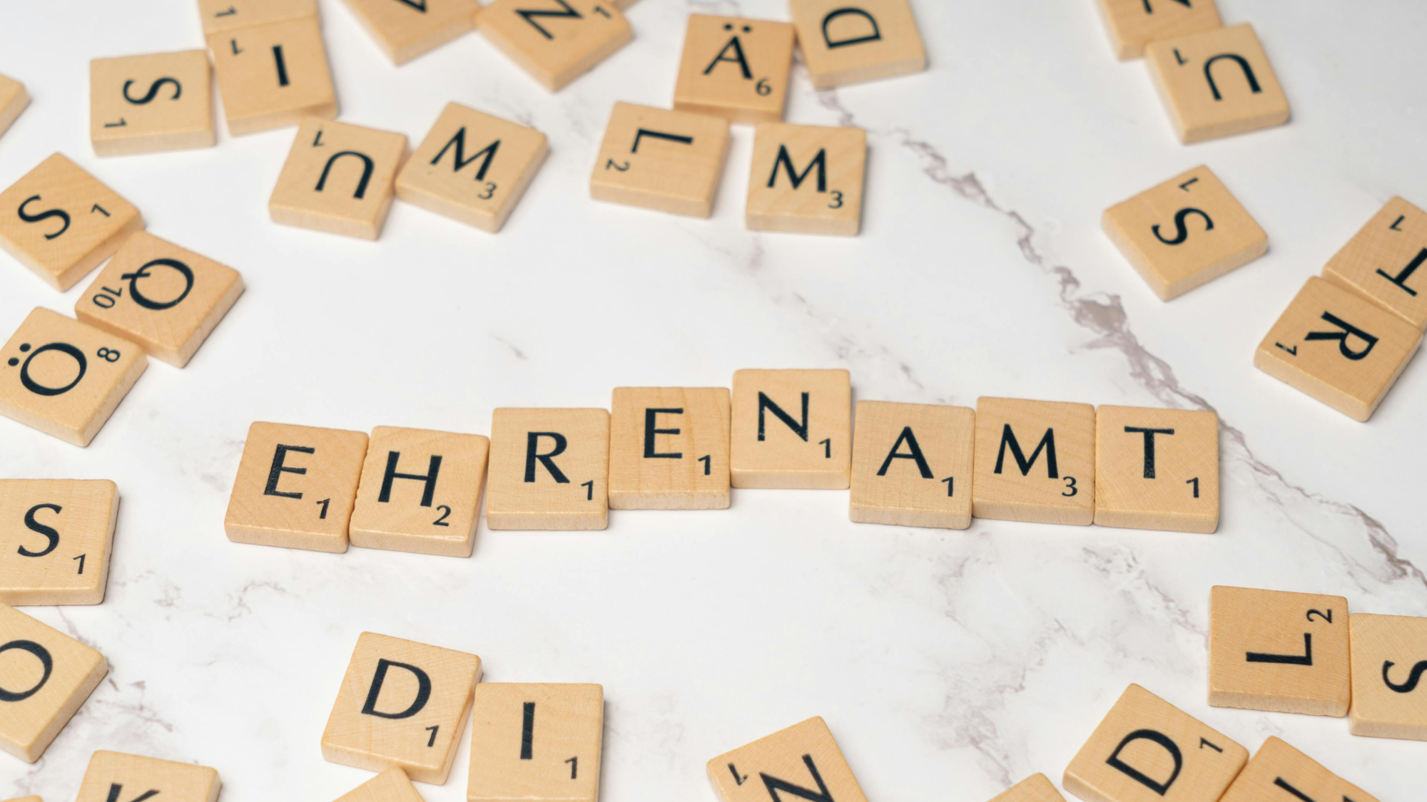 Murnauer Ehrenamtspreis - eine Gruppe von hölzernen Buchstaben auf einer marmornen Oberfläche