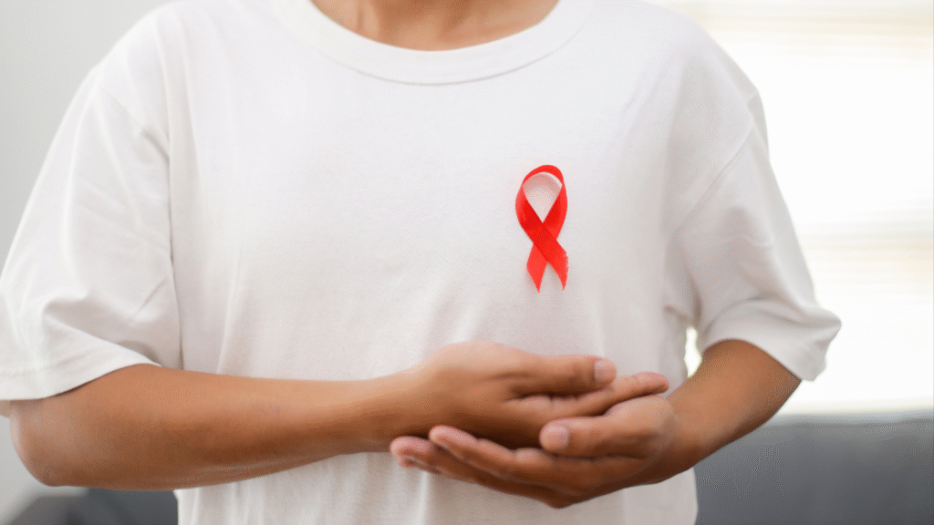 Mann hält ein rotes Band als Symbol für HIV/AIDS-Bewusstsein