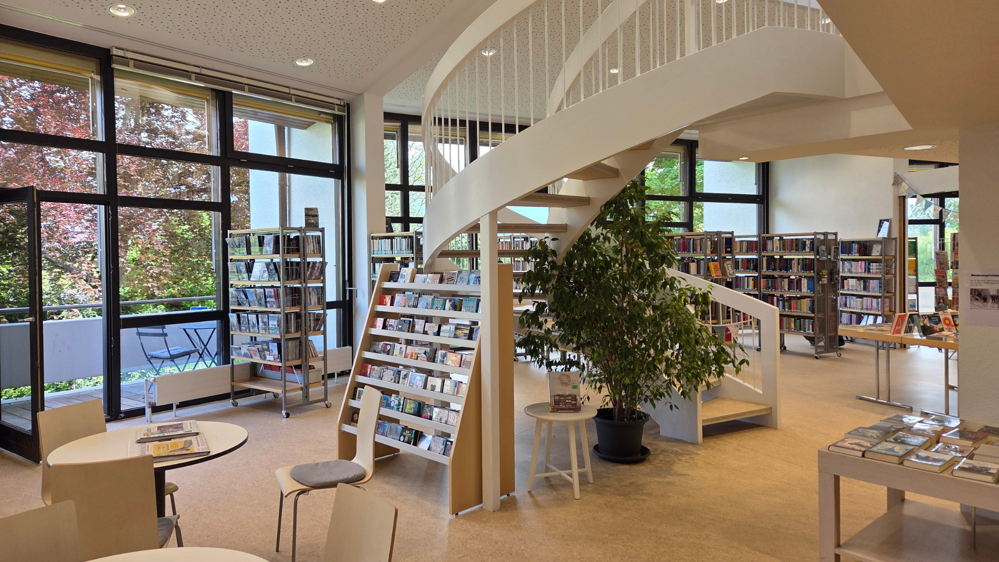 Innenaufnahme Bücherei Murnau- eine Wendeltreppe in der Bibliothek