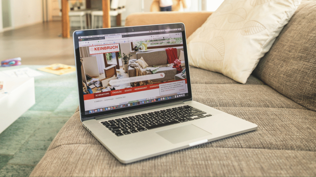 Laptop steht auf einem Sofa