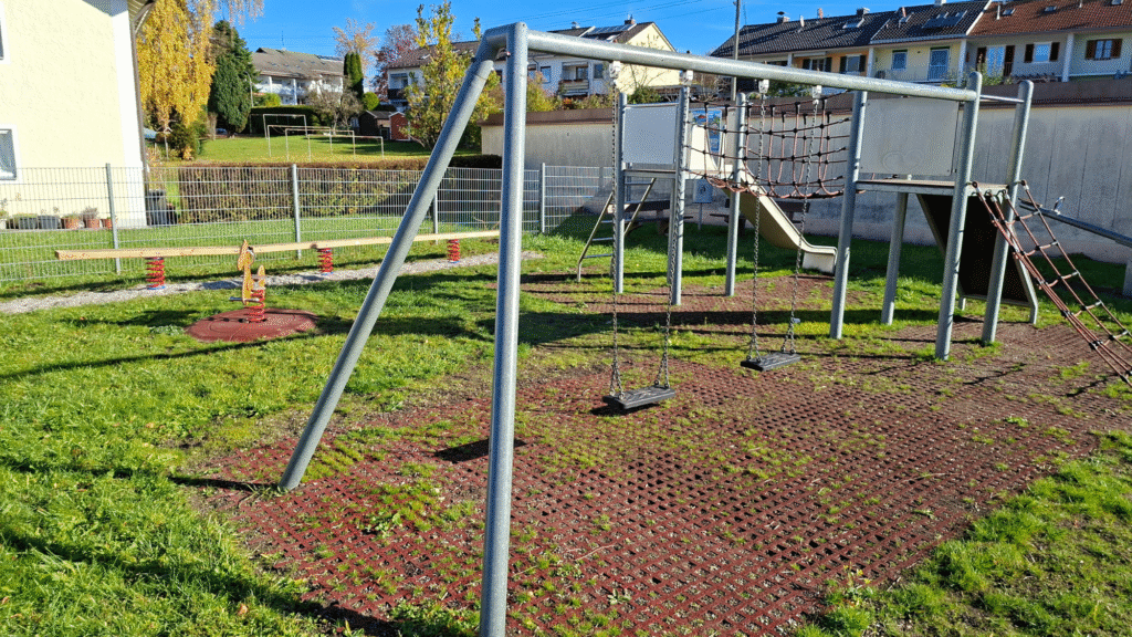 Spielplatz Lindenthal in Murnau mit Schaukeln und Rutsche