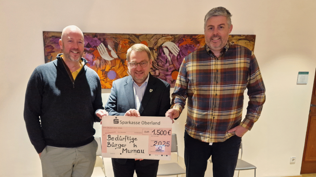 Drei Männer halten einen Spendenscheck in Höhe von 1500 Euro.