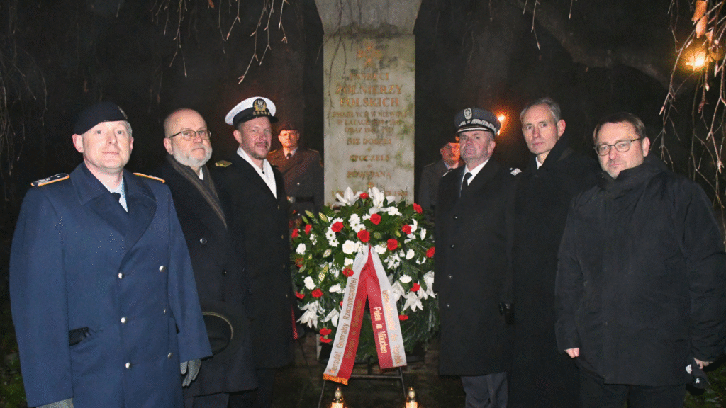 Kranzniederlegung am polnischen Ehrenmal auf dem Friedhof an der Kirche St. Nikolaus in Murnau mit Kommandeur Oberstleutnant Hadersdorfer, Generalkonsul Rafał Wolski, Lieutenant Colonel Zdziarek, Brigadegeneral Dynski, Konsul Maciej Szmidt und Bürgermeister Rolf Beuting