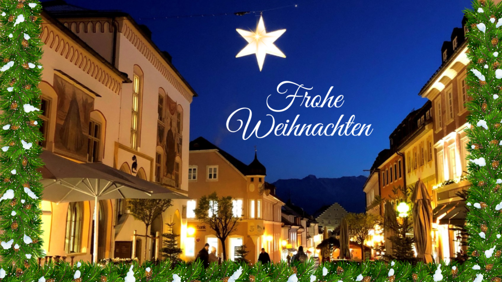 Weihnachten - Blick in die abendliche Murnauer Fußgängerzone mit weihnachtlicher Beleuchtung