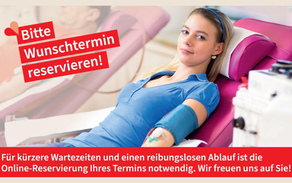 Eine junge Frau liegt auf einer Liege spendet Blut.