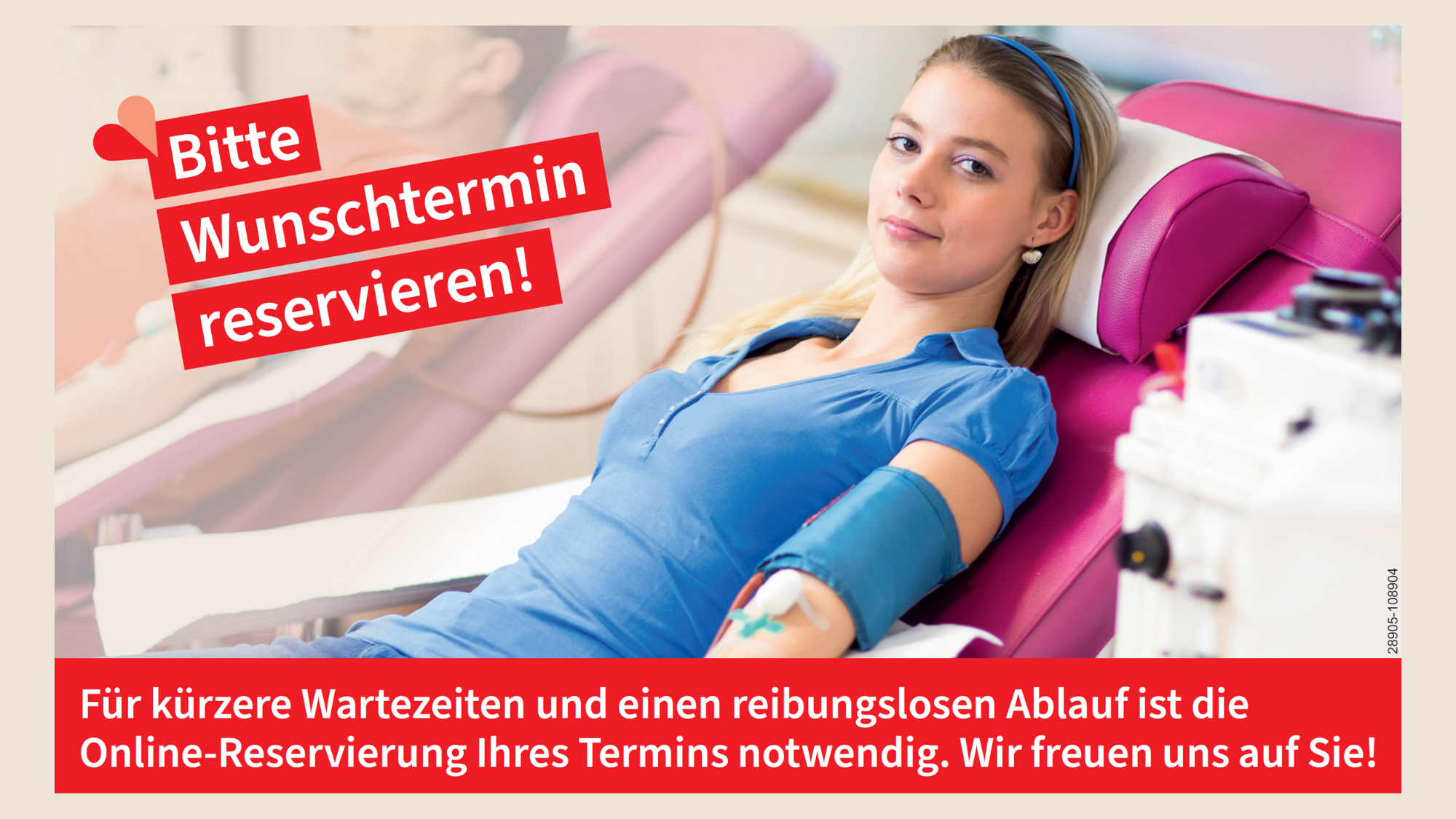 Eine junge Frau liegt auf einer Liege spendet Blut.