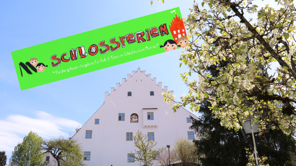 Blick auf das Schloßmuseum Murnau. Darüber ein Banner, der auf das Ferienprogramm zu Fasching hinweist.