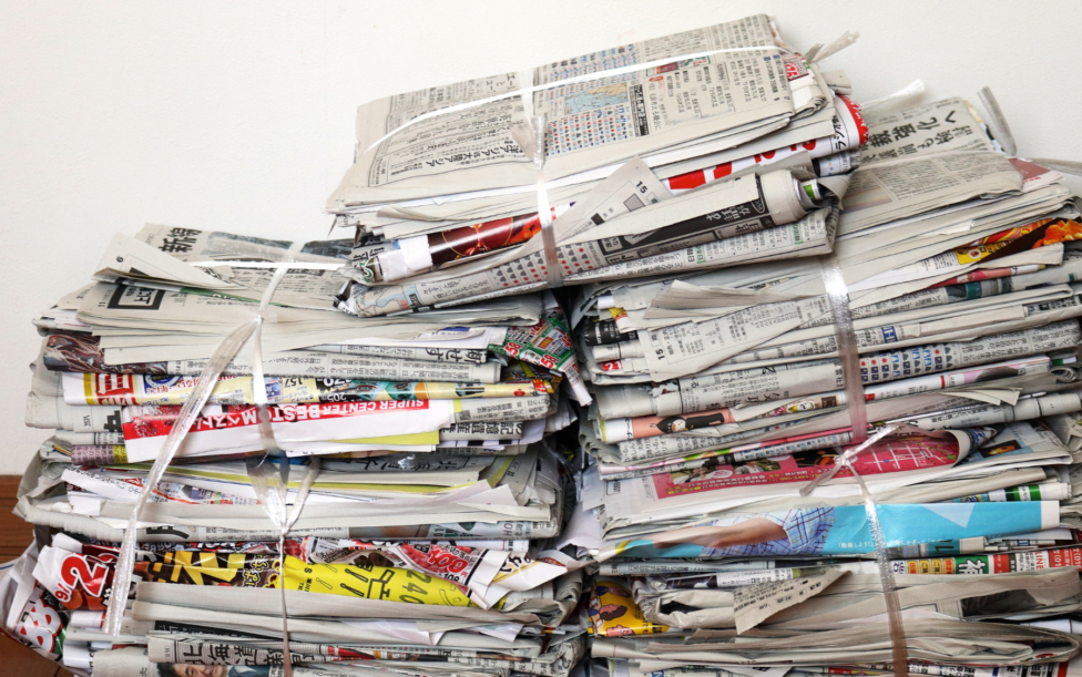 Altpapier. Drei Stapel von gebündeltem Altpapier.