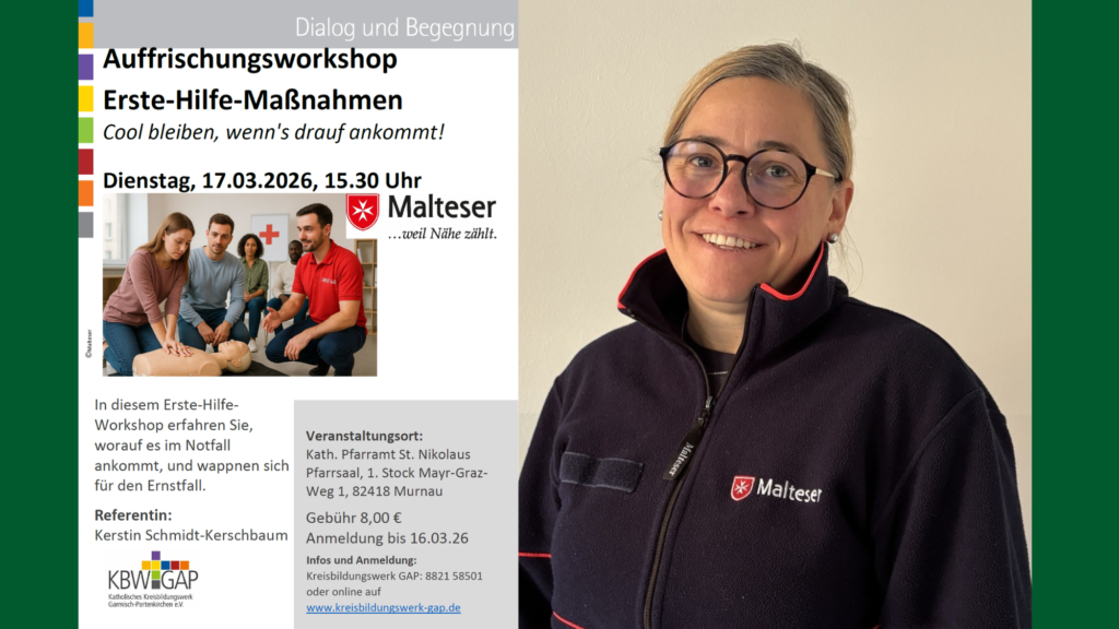 Eine Frau in dunklem Pullover und ein Plakat vom Katholischen Kreisbildungswerk, was auf eine Veranstaltung zum Thema Erste-Hilfe-Maßnahmen hinweist