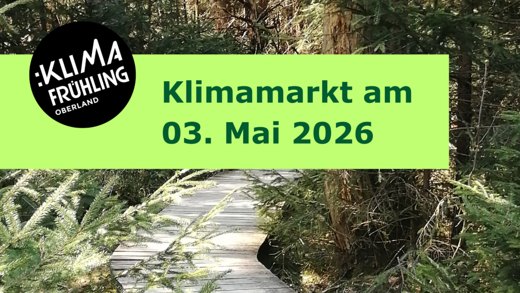 Banner mit der Aufschrift Klimamarkt Murnau. Im Hintergrund ein Waldweg mit Bohlensteg.