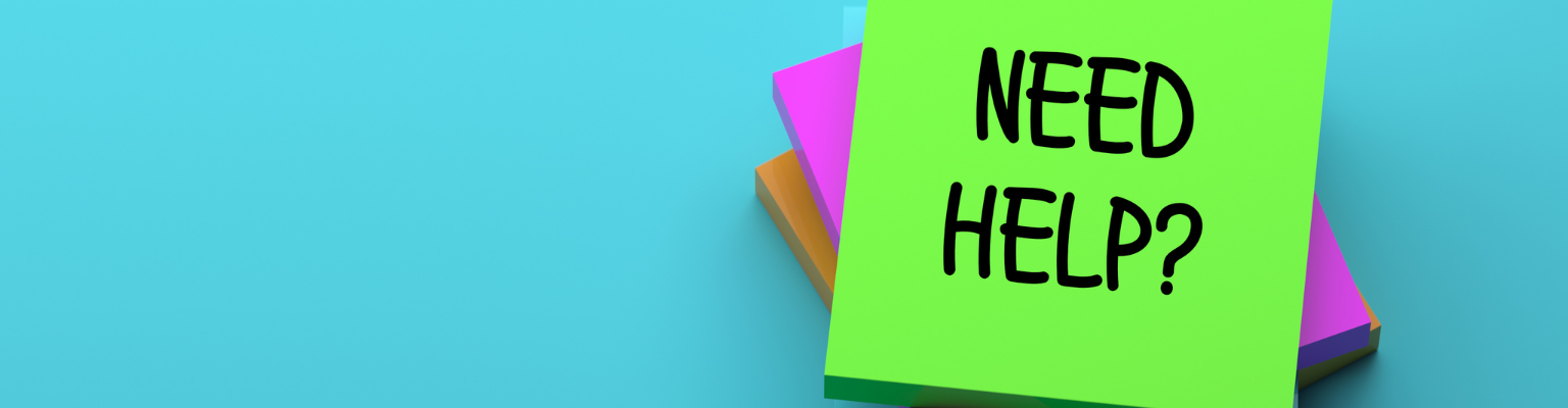 Ein grüner Post it mit der Aufschrift "Need help?" auf blauem Hintergrund.