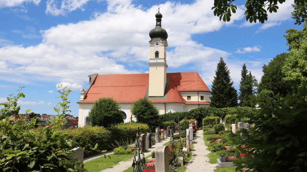 Blick vom Friedhof in Richtung der Murnauer Kirche St. Nikolaus (Markt Murnau a.Staffelsee)
