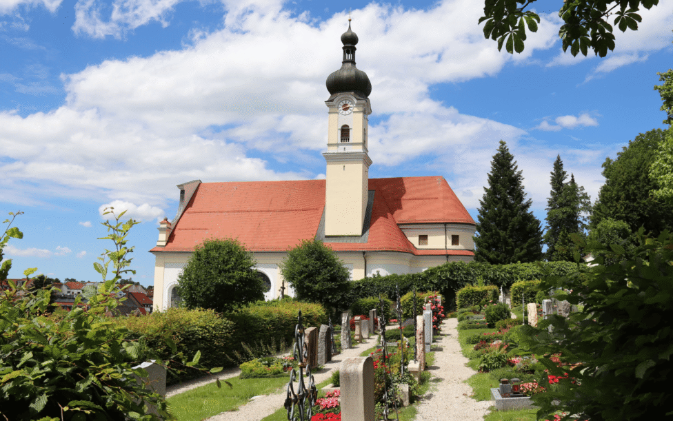Blick vom Friedhof in Richtung der Murnauer Kirche St. Nikolaus (Markt Murnau a.Staffelsee)
