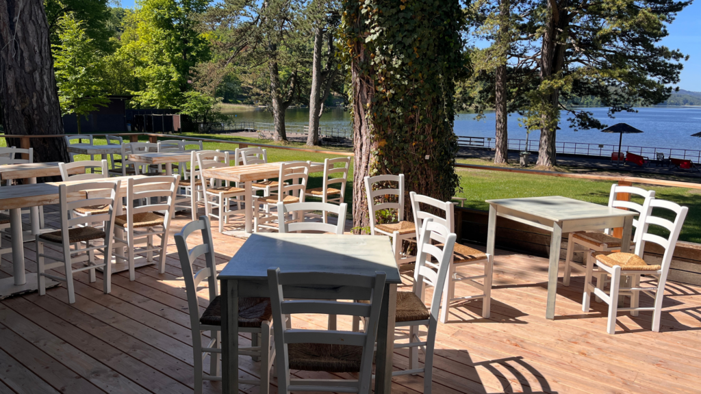 Strandbad Murnau. Blick auf die Terrasse mit Stühlen in Richtung Staffelsee.