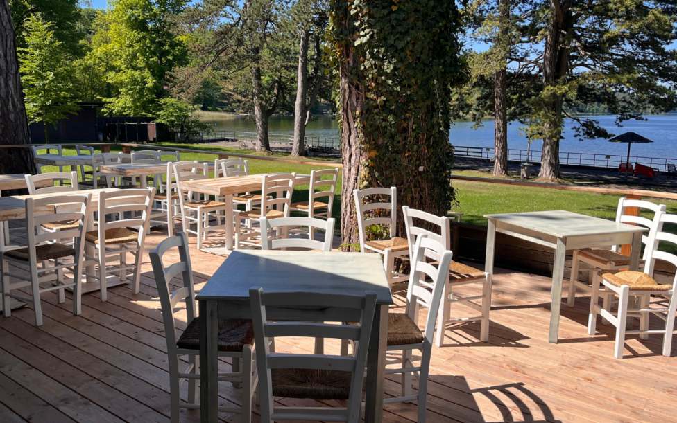 Strandbad Murnau. Blick auf die Terrasse mit Stühlen in Richtung Staffelsee.