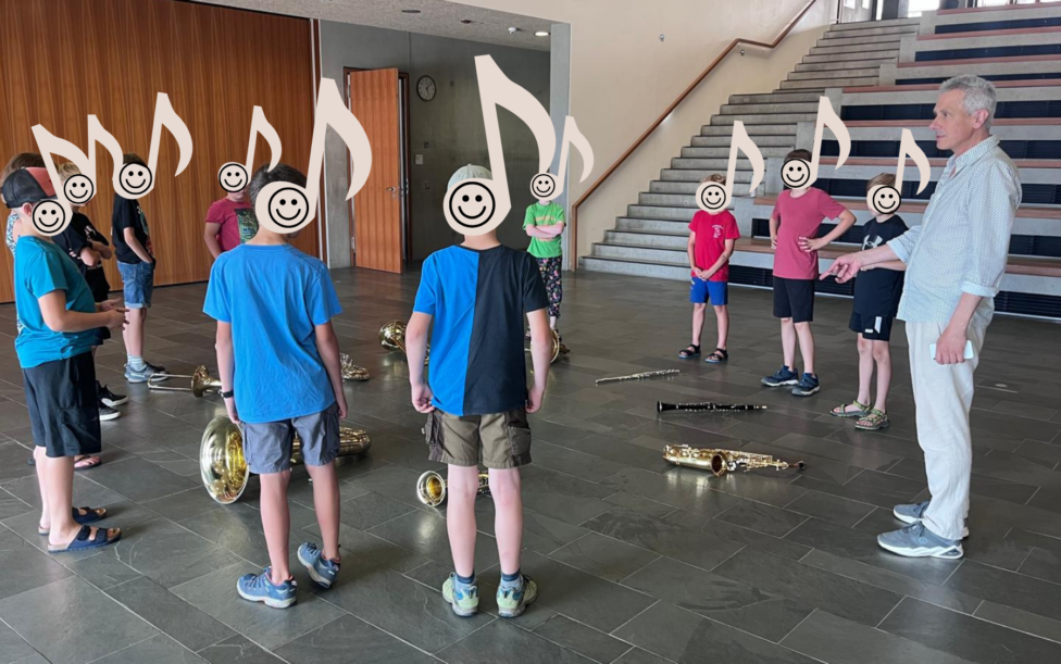 Bläserklasse an der Murnauer Realschule. Schülerinnen und Schüler stehen im Kreis. Vor jedem liegt ein Blasinstrument.