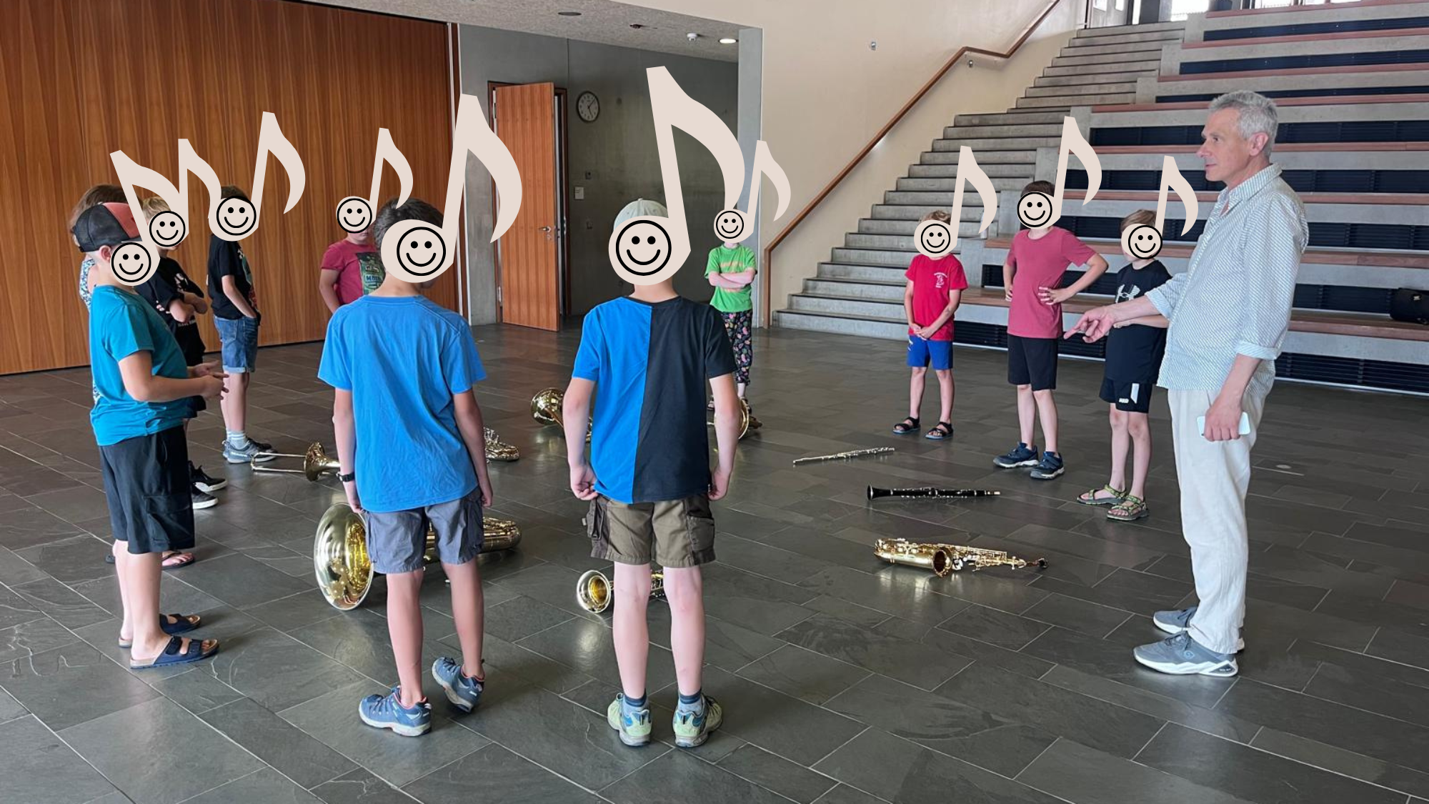Bläserklasse an der Murnauer Realschule. Schülerinnen und Schüler stehen im Kreis. Vor jedem liegt ein Blasinstrument.