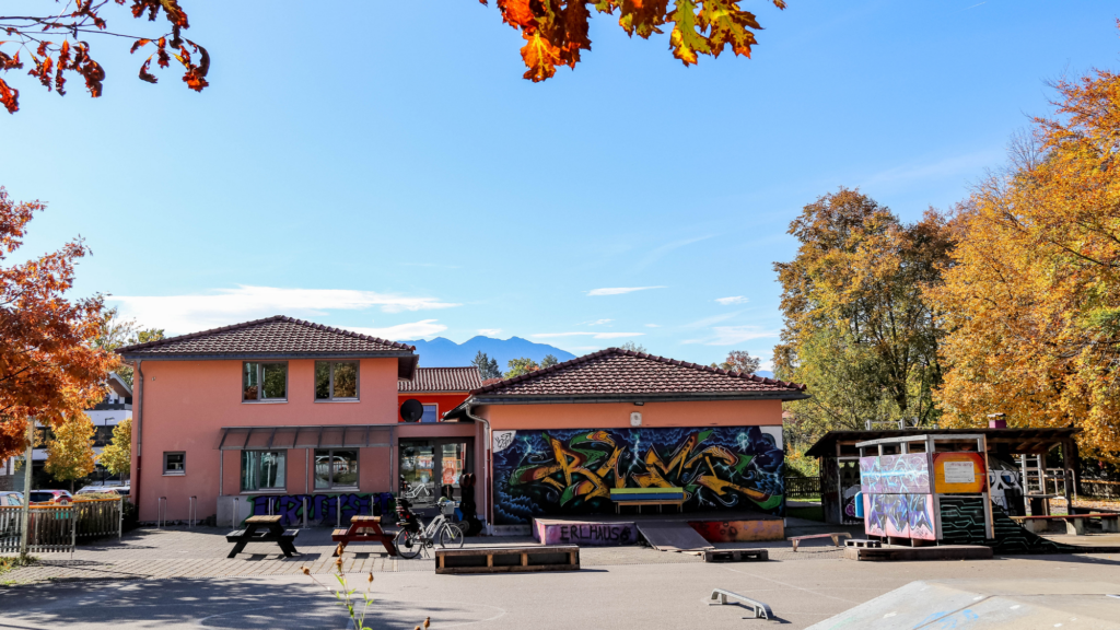 Außenansicht des Jugendzentrums Erlhauses in Murnau