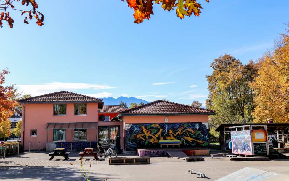 Außenansicht des Jugendzentrums Erlhauses in Murnau