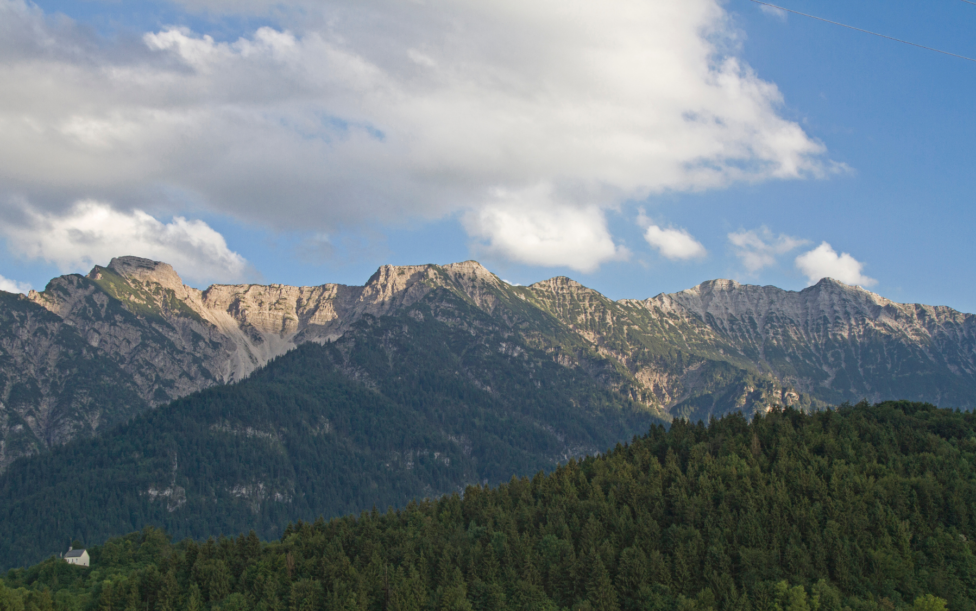 Blick auf die Gipfel des Estergebirges