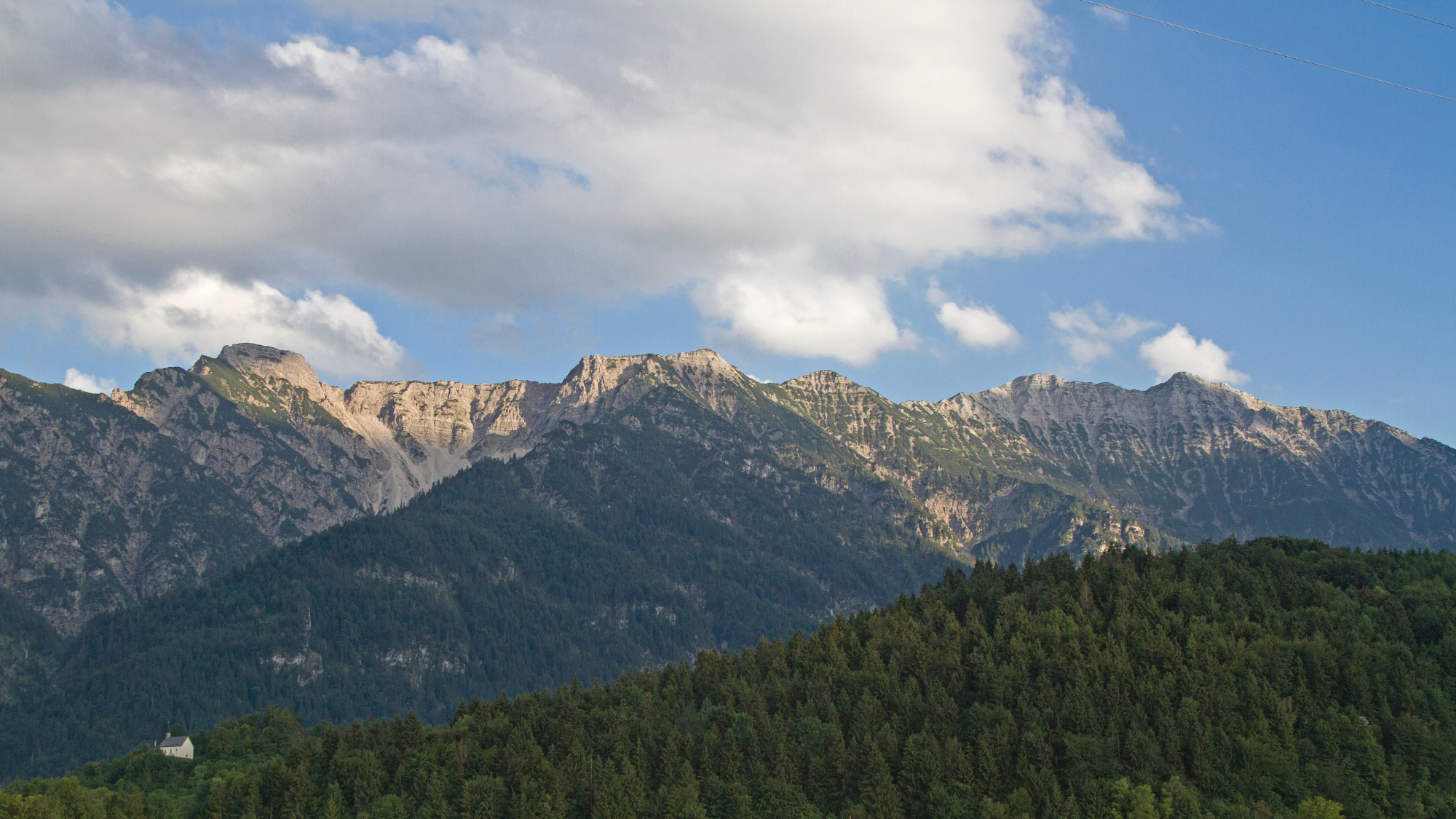 Blick auf die Gipfel des Estergebirges