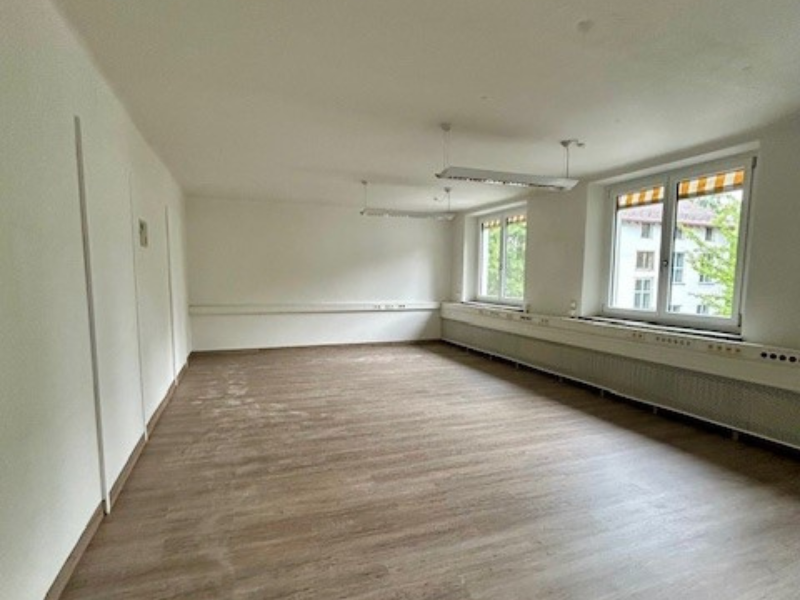 Blick in einen leeren Büroraum im Gebäude 120F in Murnau