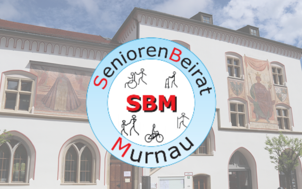 Log des Seniorenbeirats Murnau. Im Hintergrund das Murnauer Rathaus.