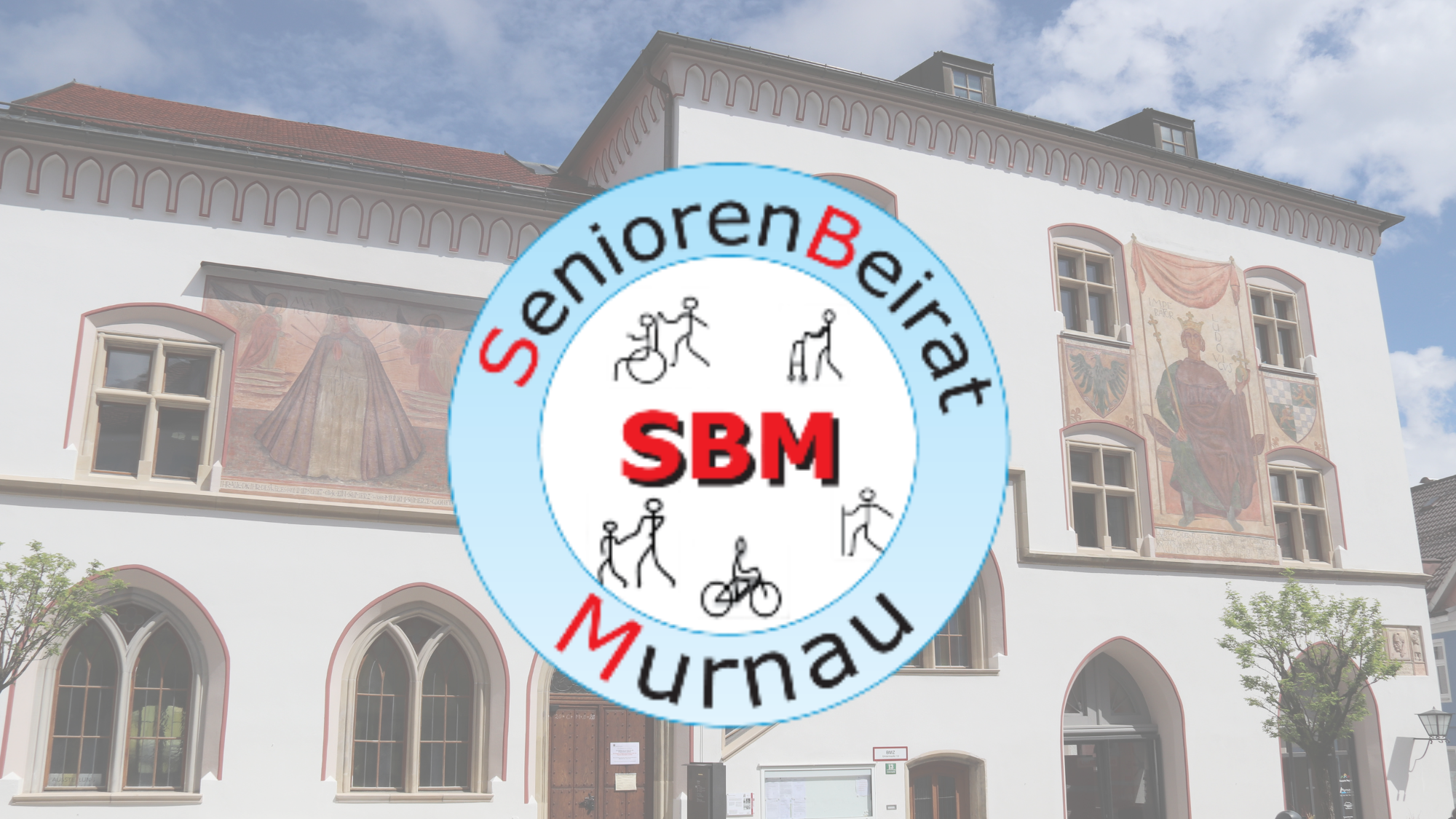 Log des Seniorenbeirats Murnau. Im Hintergrund das Murnauer Rathaus.