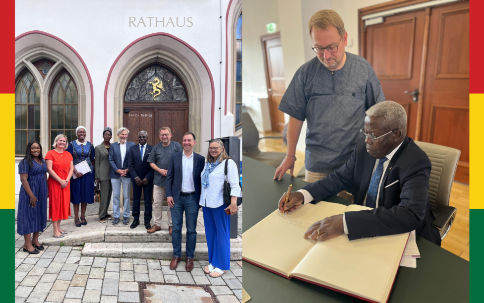 Botschafter der Republik Ghana in Deutschland zu Besuch in Murnau. : Empfang vor dem Rathaus und Eintrag des Botschafters ins Goldene Buch des Marktes Murnau.