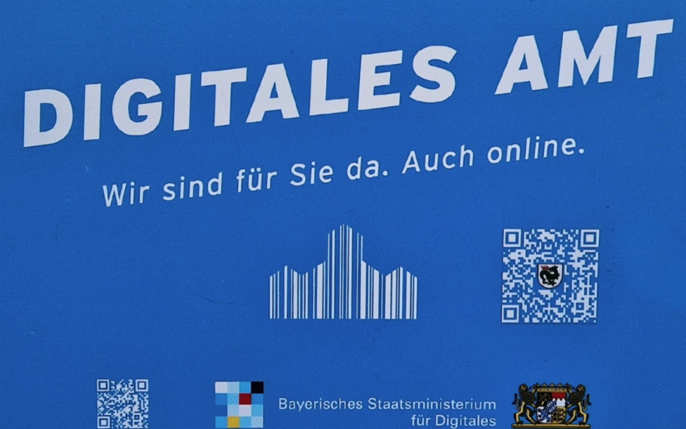 Ein Schild mit blauem Hintergrund und weißer Aufschrift "Digitales Amt"