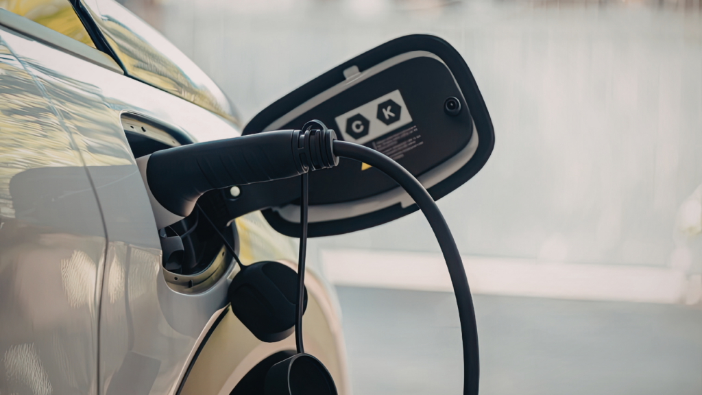 Ein E-Auto wird aufgeladen