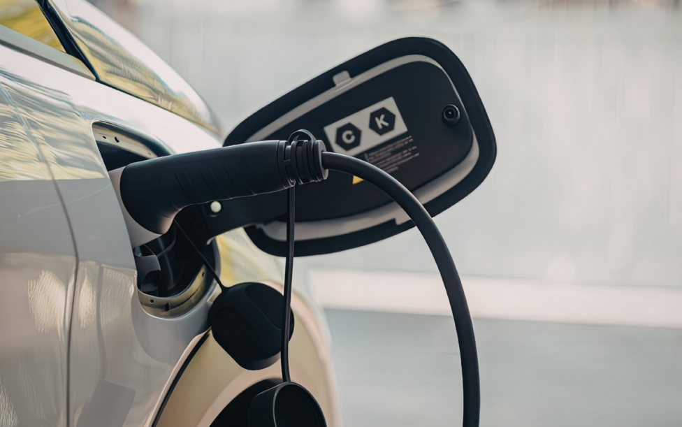 Ein E-Auto wird aufgeladen