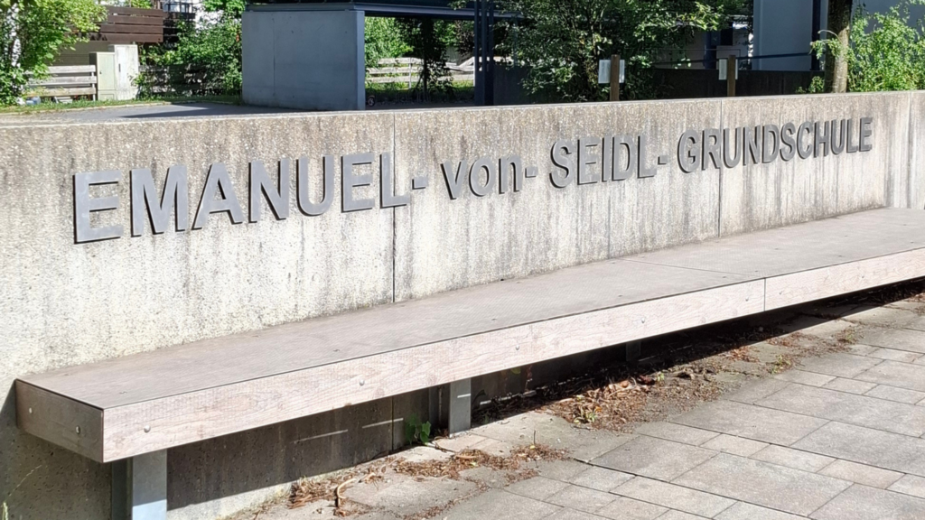 Schriftzug Emanuel von Seidl Grundschule