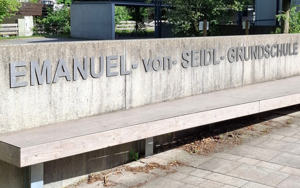 Schriftzug Emanuel von Seidl Grundschule