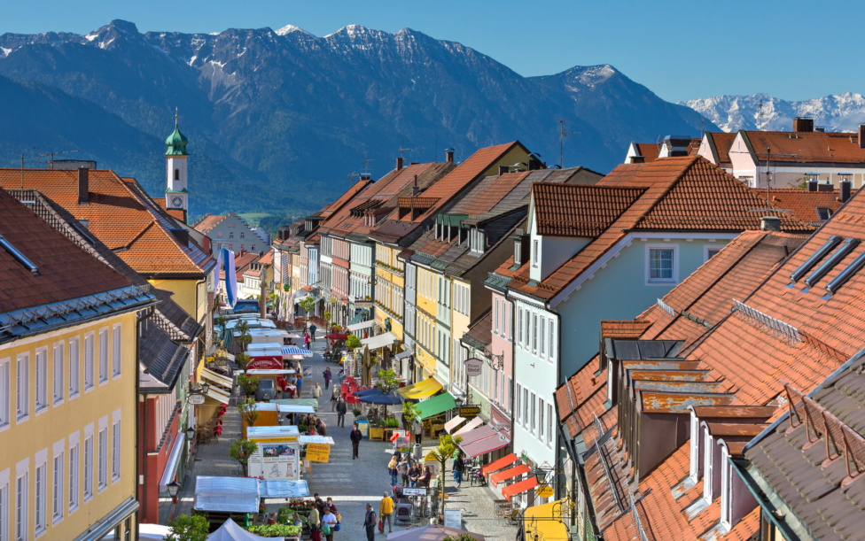Markttreiben in der Murnauer Fußgängerzone vor der beeindruckenden Kulisse des Estergebirges.