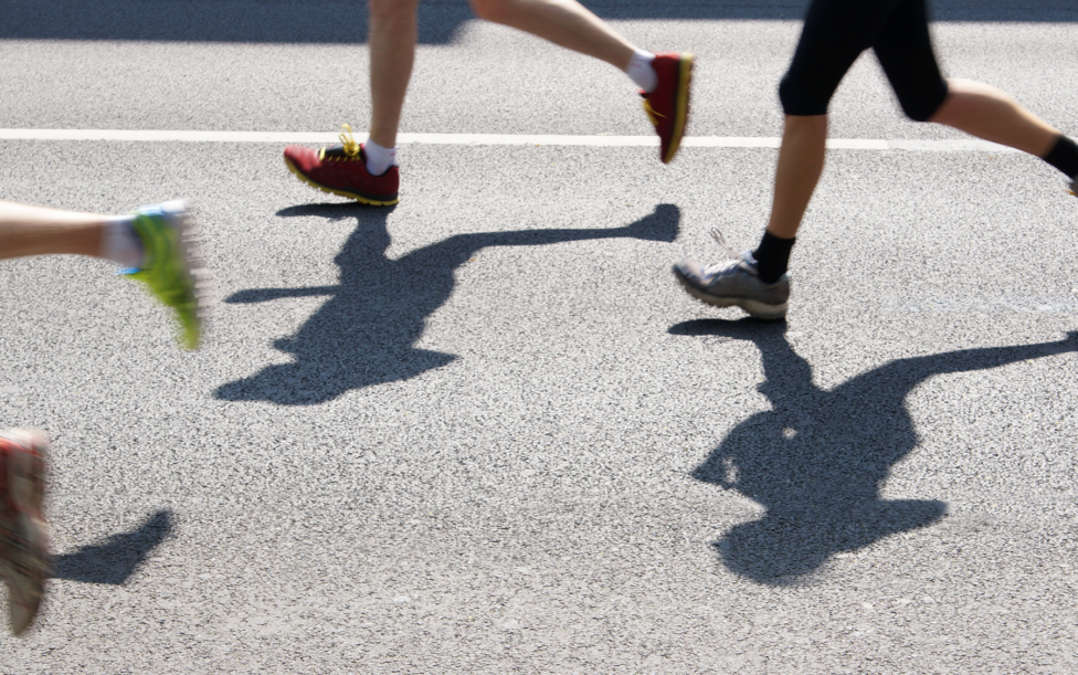 Spendenlauf Murnauer Schulen - Symbolbild mit laufenden Beinen auf einer Straße