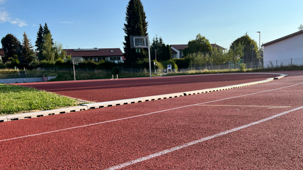 Blick auf den Sportplatz der Murnauer Mittelschule