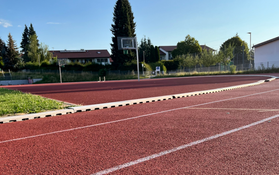 Blick auf den Sportplatz der Murnauer Mittelschule