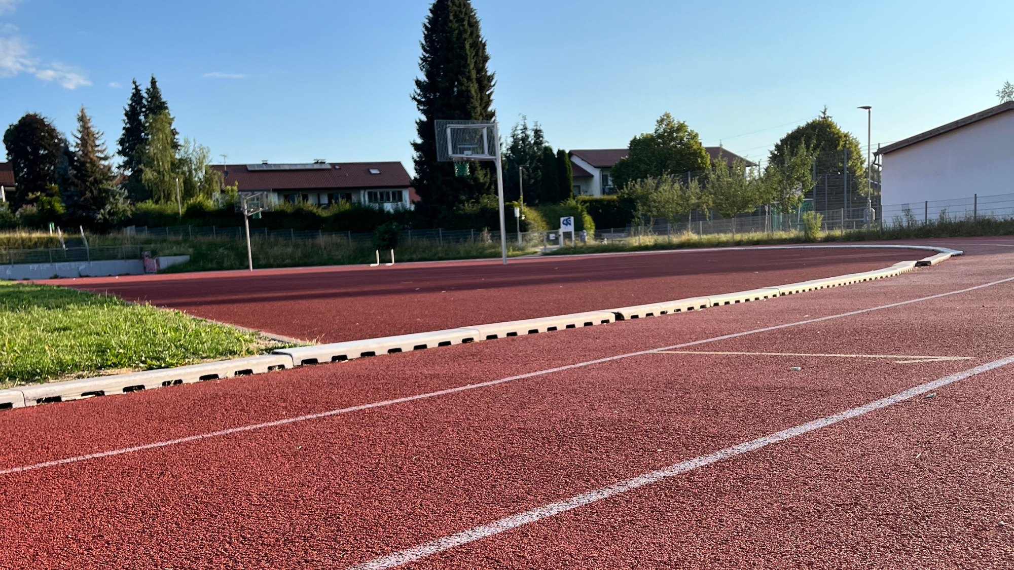 Blick auf den Sportplatz der Murnauer Mittelschule