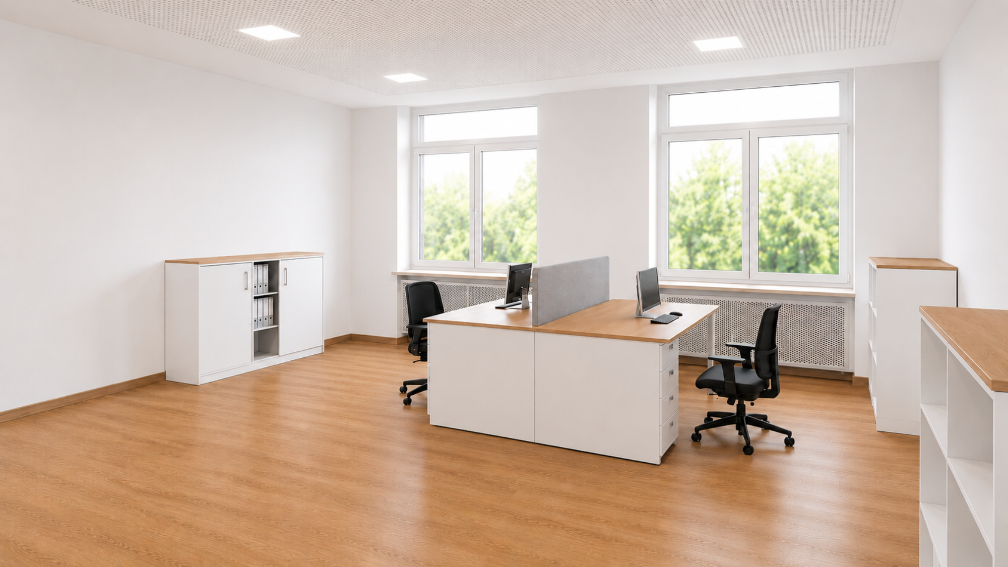 Blick in einen Büroraum mit Schreibtischen im UnternehmensQuartier in Murnau.