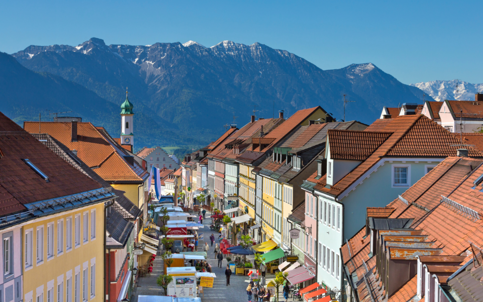 Veranstaltungen in Murnau. Blick über die Murnauer Fußgängerzone mit Wochenmarkt bis hin zum Estergebirge. (c) Florian Werner