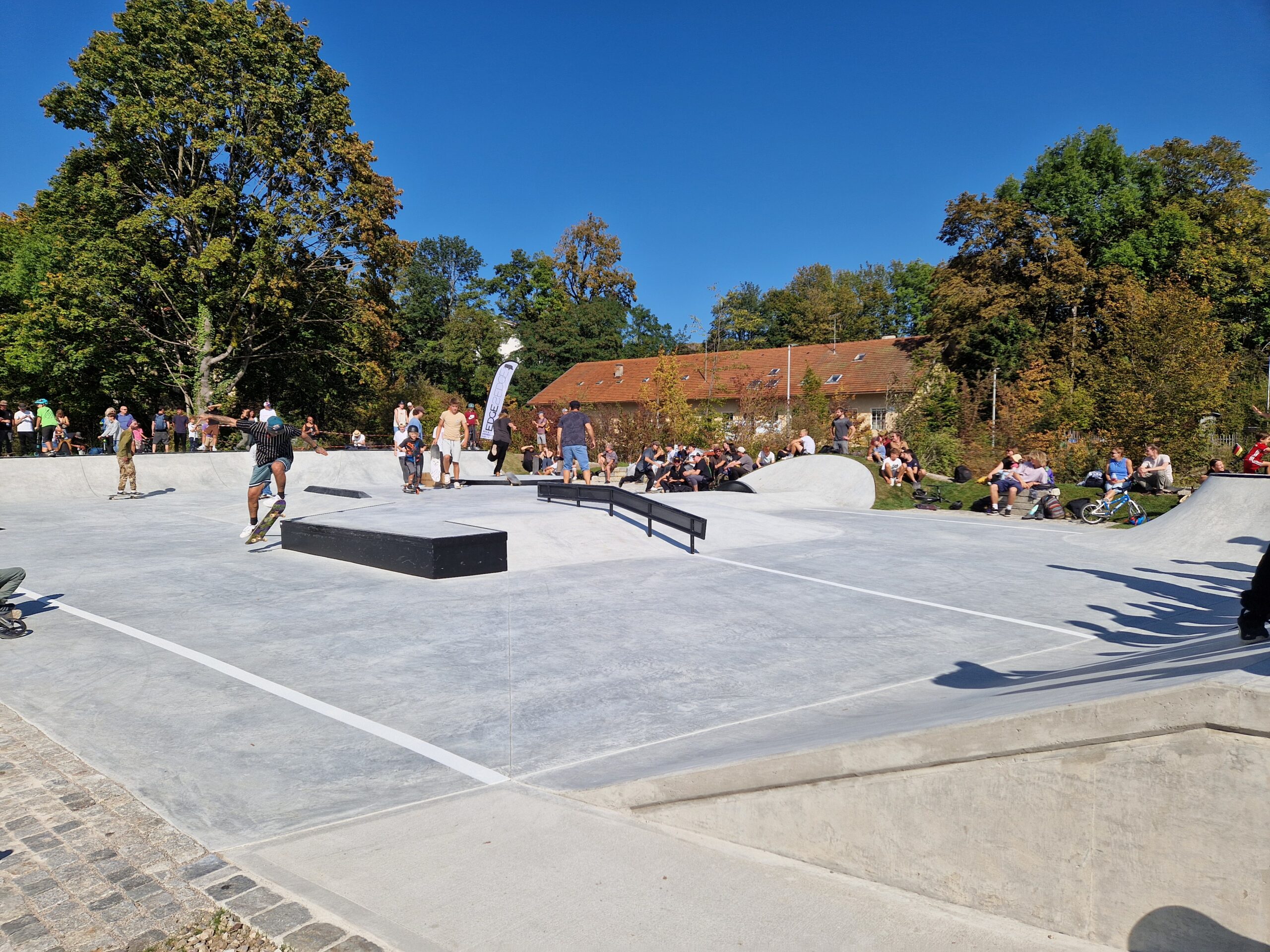 Blick auf die Eröffnungsfeier des Inklusiven Murnauer Skateplatzes