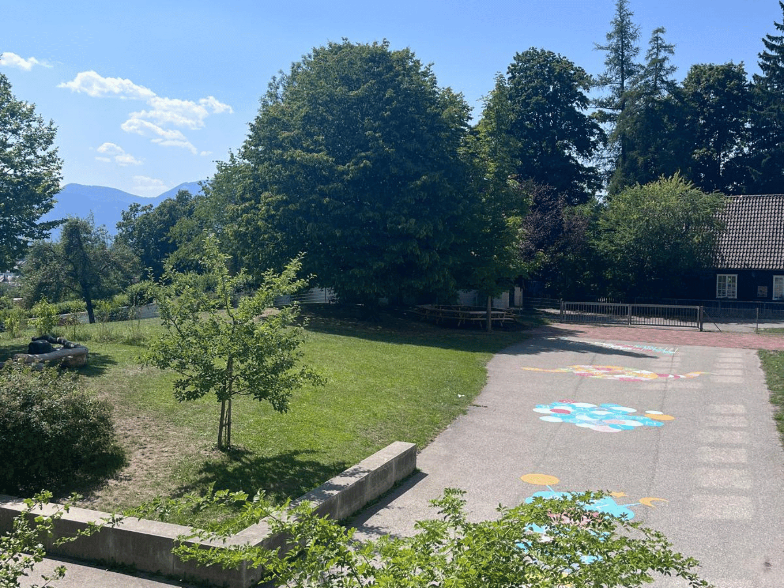 Blick in den Schulhof der Emanuel von Seidl Grundschule