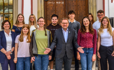 Bild zum Ausbildungsstart 2025 beim Markt Murnau. Bürgermeister Rolf Beuting und die neuen Azubis stehen vor dem Murnauer Rathaus