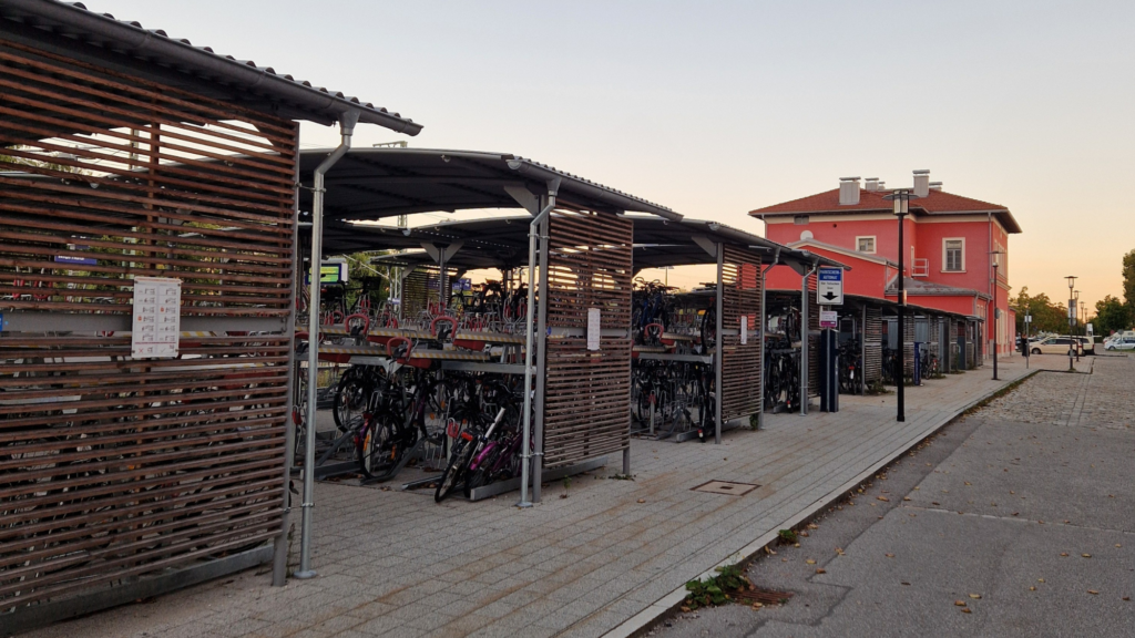 Bahnhof Murnau mit Fahrradabstellmöglichkeiten