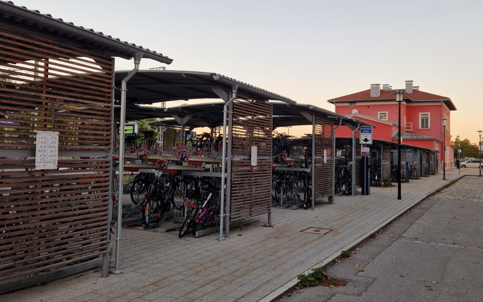 Bahnhof Murnau mit Fahrradabstellmöglichkeiten