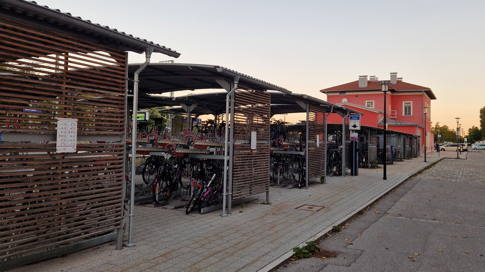 Bahnhof Murnau mit Fahrradabstellmöglichkeiten